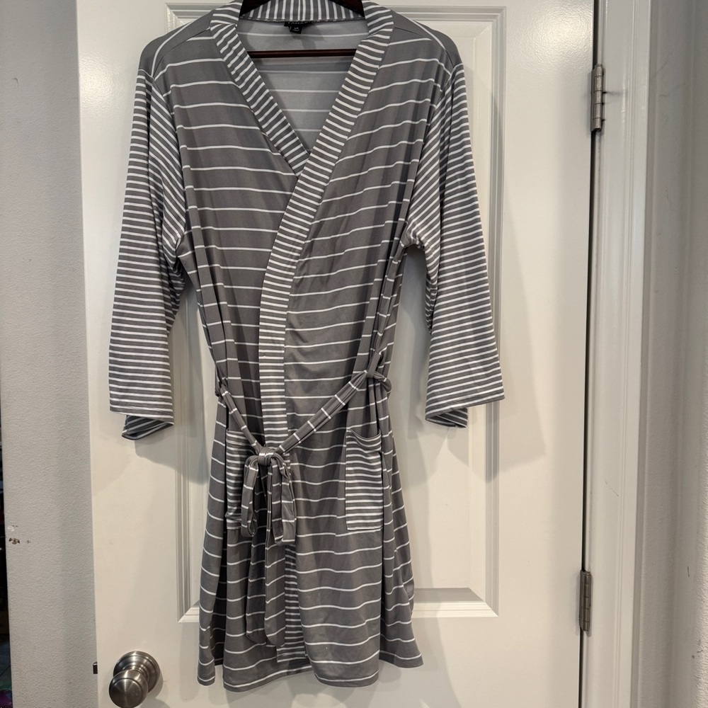 Tahari Gray and White Striped Stripes Robe Tie SashI Belt with Pockets Sleepwear